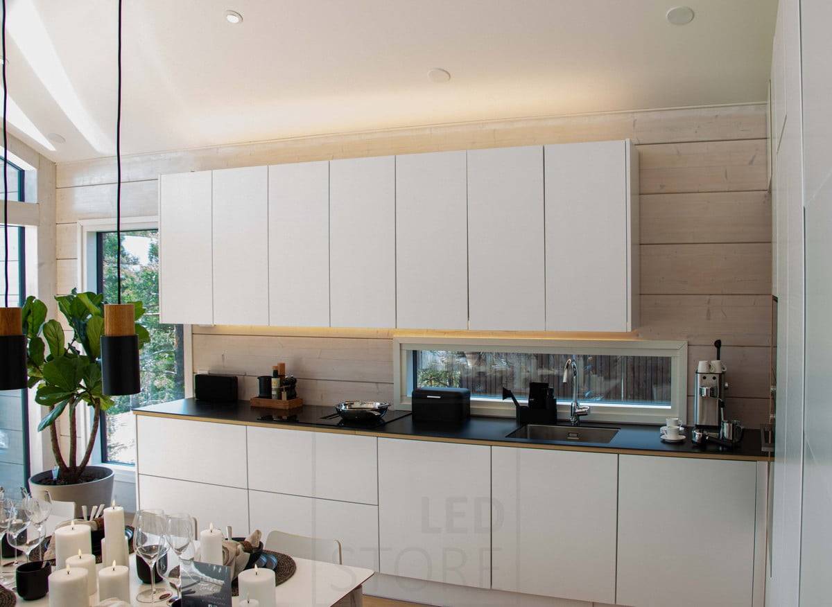 Housing Fair 2022 : Bande lumineuse dans la cuisine sous et au-dessus du placard. Ledstore.fi