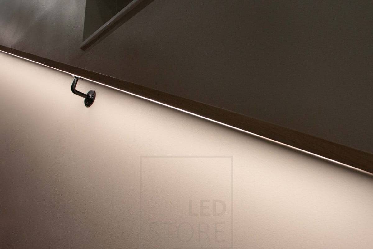 Housing Fair 2022 : bande lumineuse rainurée dans la main courante de l'escalier. Ledstore.fi