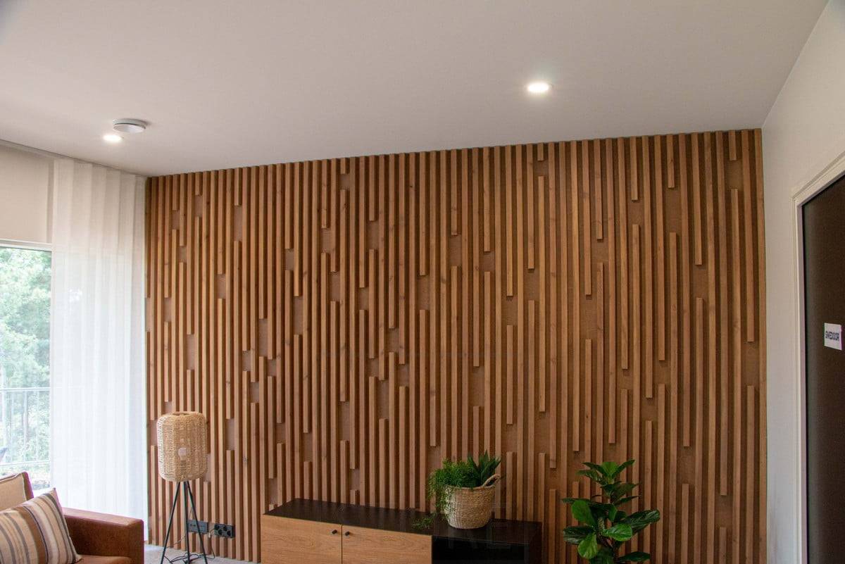 Salon du logement 2022 : Illumination du mur frontalier avec des spots blancs. Ledstore.fi