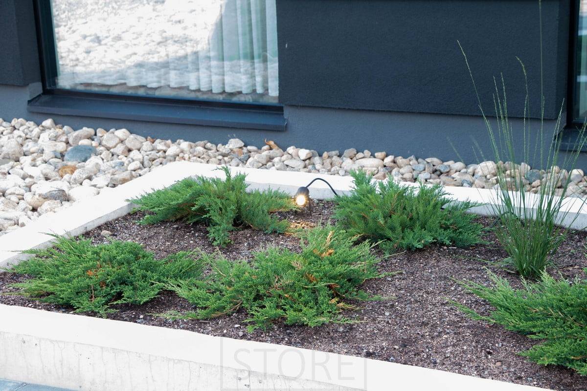 Housing Fair 2022 : Luminaire en terre cuite TILT dans un bac à fleurs. Ledstore.fi