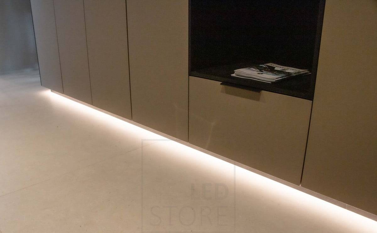Salon de l'habitat 2022 : Bande lumineuse en profilé, installation sur socle. Ledstore.fi