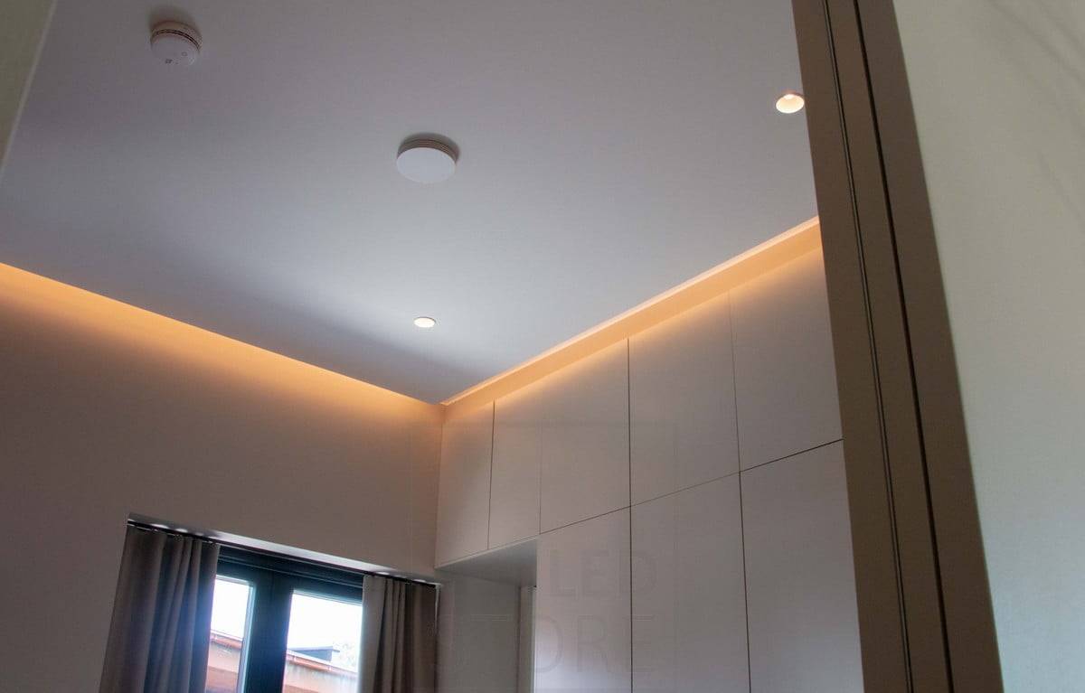 Housing Fair 2022 : Lumière indirecte dans la chambre à coucher. La lumière est dirigée vers le mur, créant l'impression d'un plafond flottant. Ledstore.fi