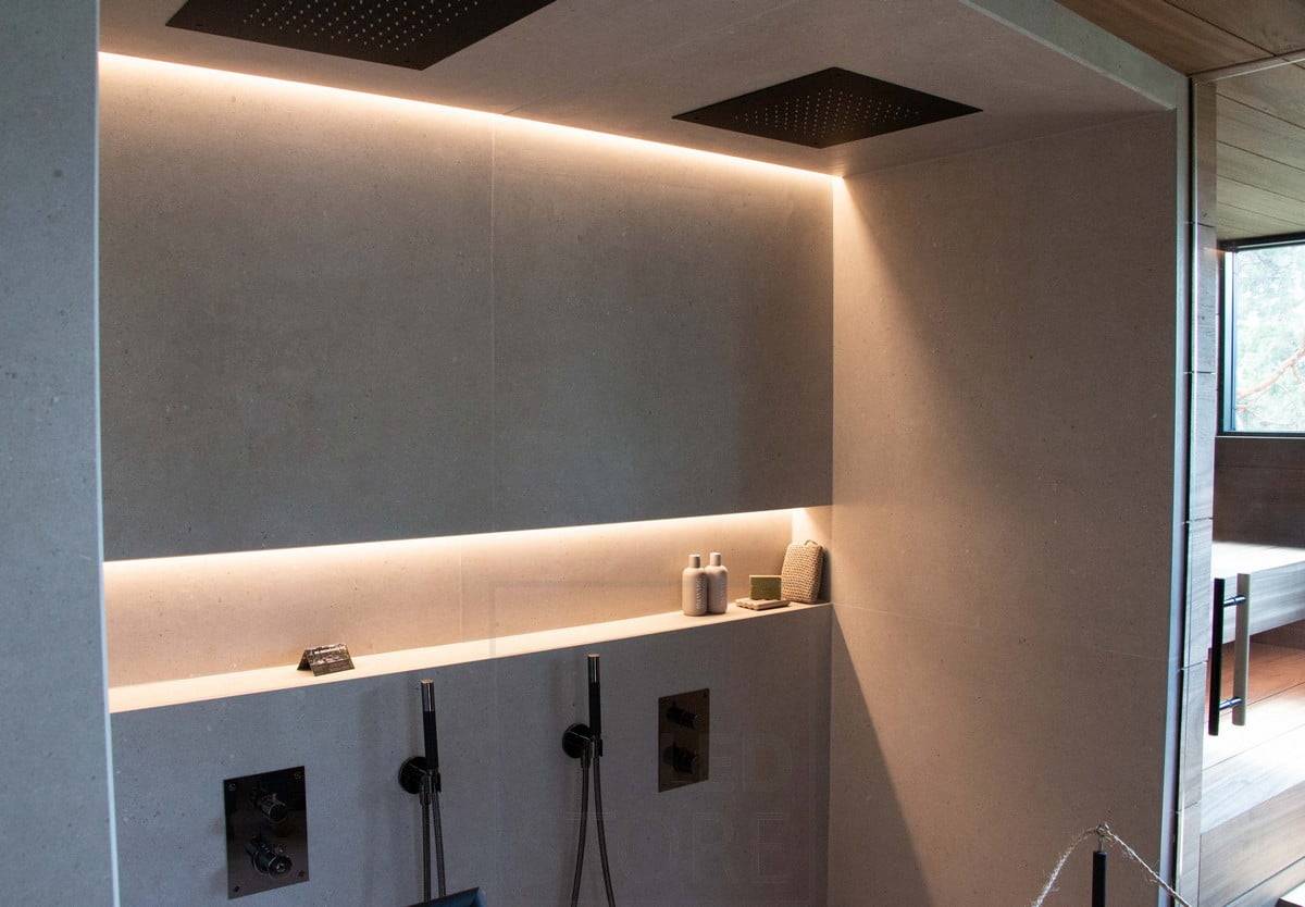 Salon de l'habitat 2022 : Dans la douche, éclairage d'ambiance avec des barrettes de leds dans le creux du shampoing et entre le plafond et le mur. Ledstore.fi