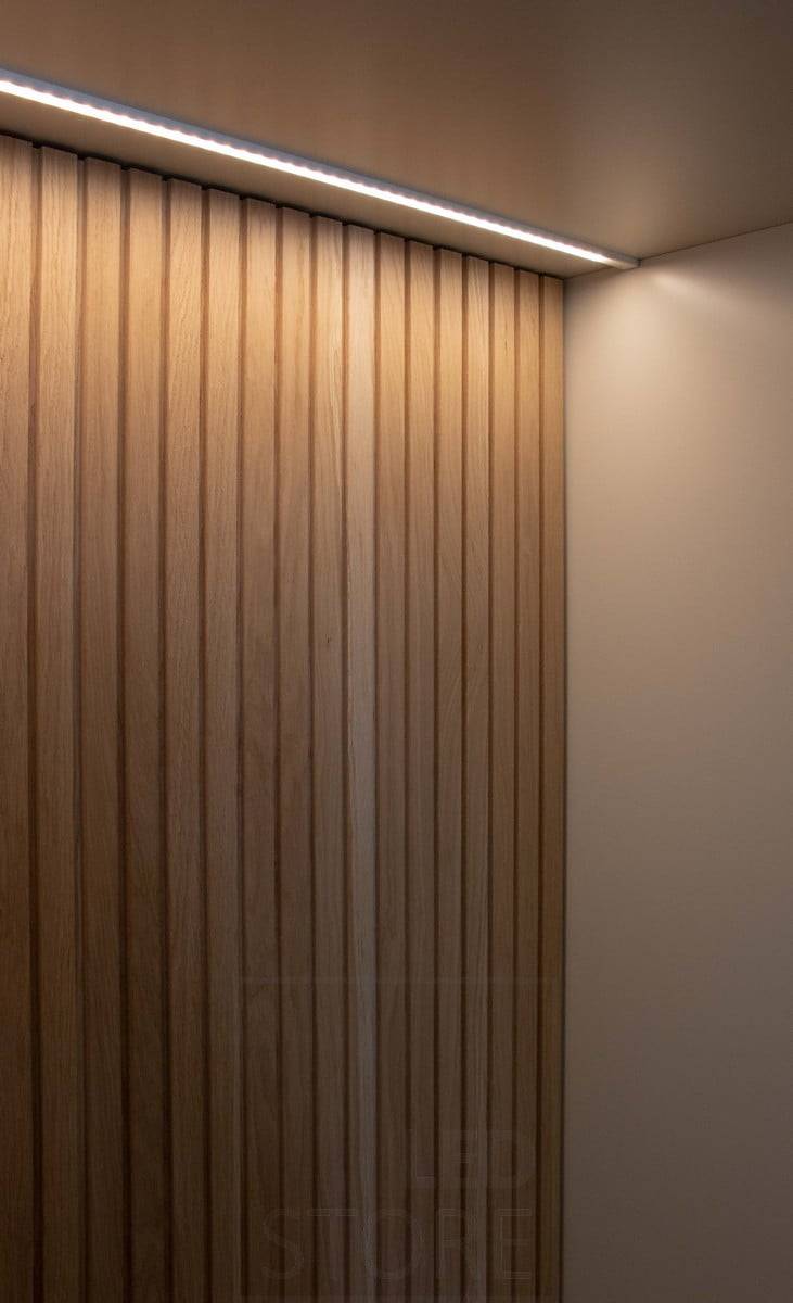 Salon du logement 2022 : Magnifique mur de corniche mis en valeur par une bande LED dans le profil supérieur. Ledstore.fi