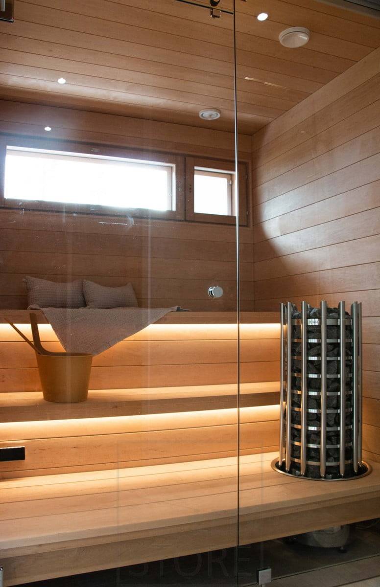 Salon du logement 2022 : éclairage d'ambiance pour le sauna avec des bandes LED. Bandes de Led sous le plafond éclairant indirectement le sauna. Ledstore.fi