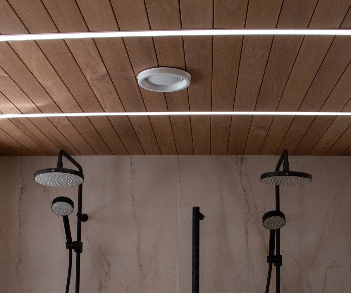 Housing Fair 2022 : Des bandes de LED dans un profil encastré étroit créent des lignes lumineuses élégantes sur le plafond de la salle de bains. Ledstore.fi