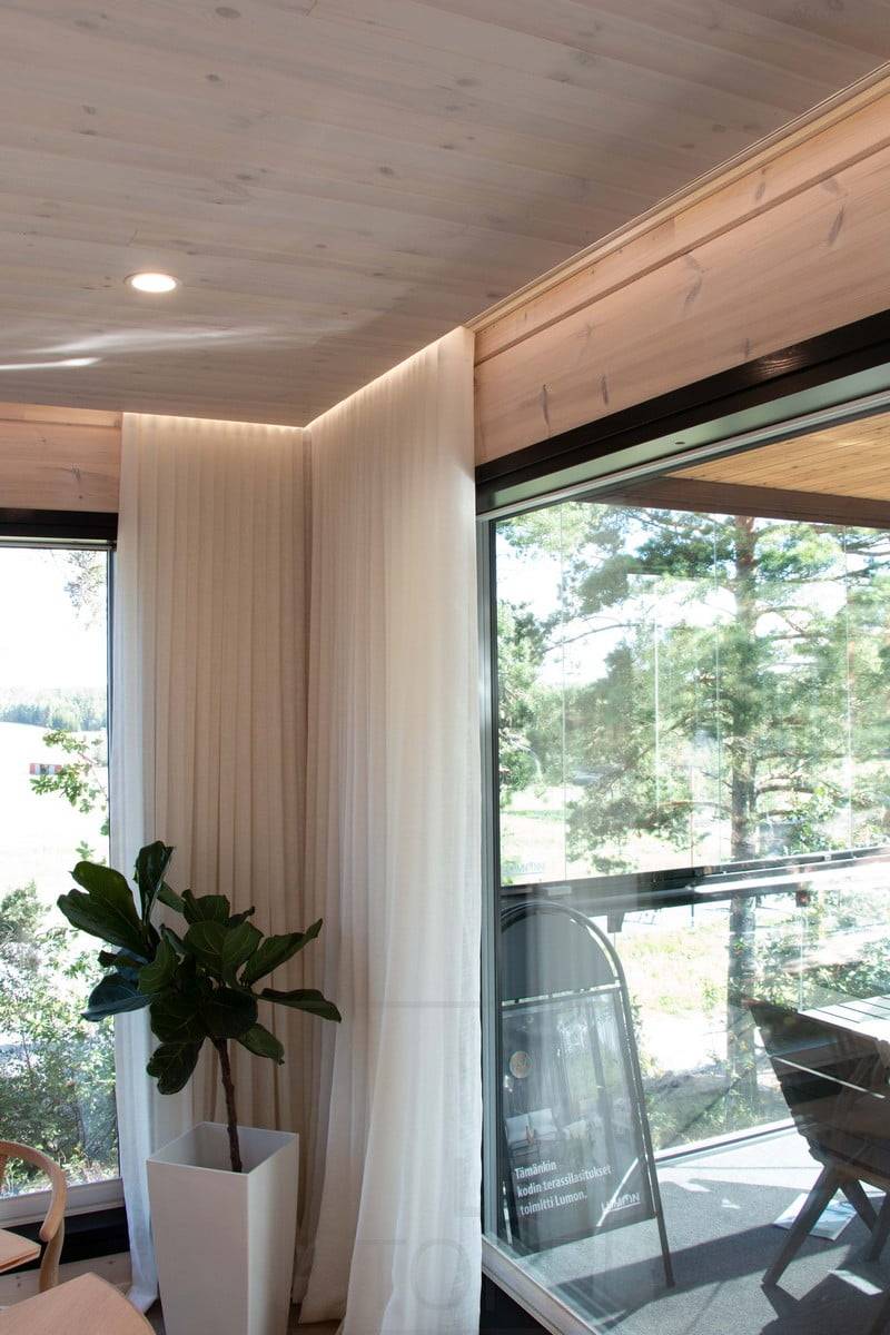 Salon du logement 2022 : Lumière luxueuse et atmosphérique avec bande LED. La bande LED éclaire la lumière indirecte de la rainure, avec un rail de rideau caché dans la rainure. Ledstore.fi