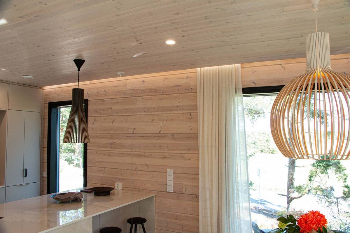 Housing Fair 2022 : Bande LED installée dans la rainure entre le plafond et le mur. La rainure est suffisamment large pour cacher une boîte à rideaux. Ledstore.fi