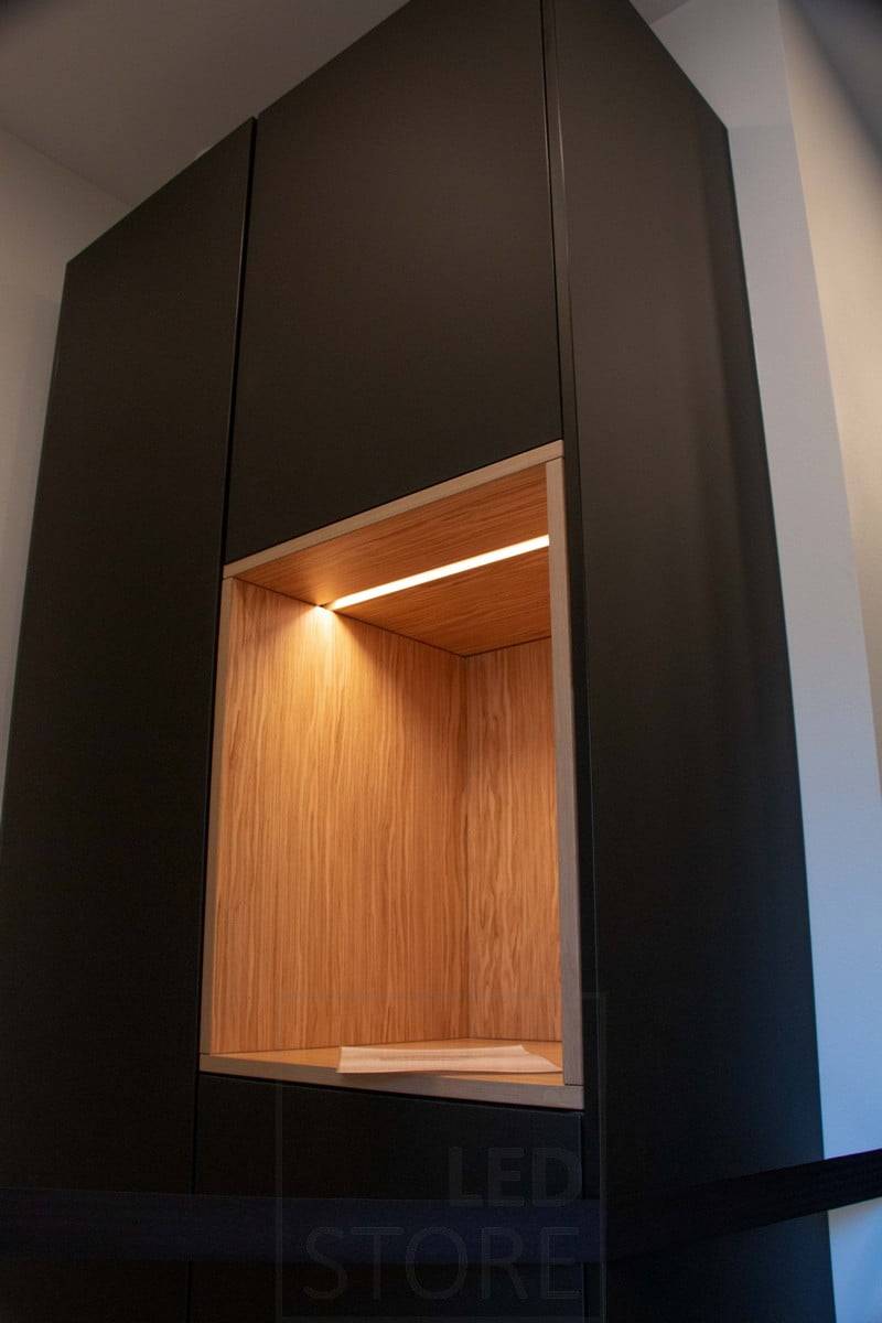 Housing Fair 2022 : Bande lumineuse à diodes électroluminescentes dans un profilé encastré étroit éclairant une étagère ouverte d'un placard. Ledstore.fi