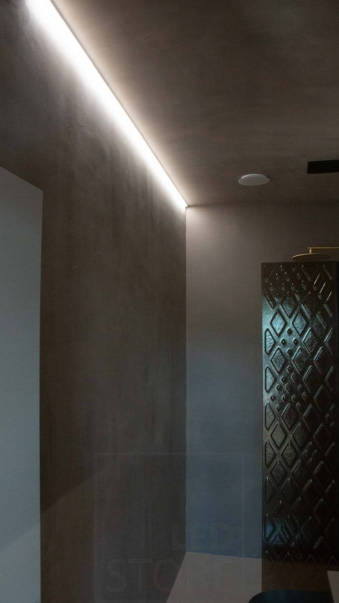 Housing Fair 2022 : Dans les toilettes, une bande LED fournit un éclairage d'ambiance et met en valeur la texture du mur. Ledstore.fi