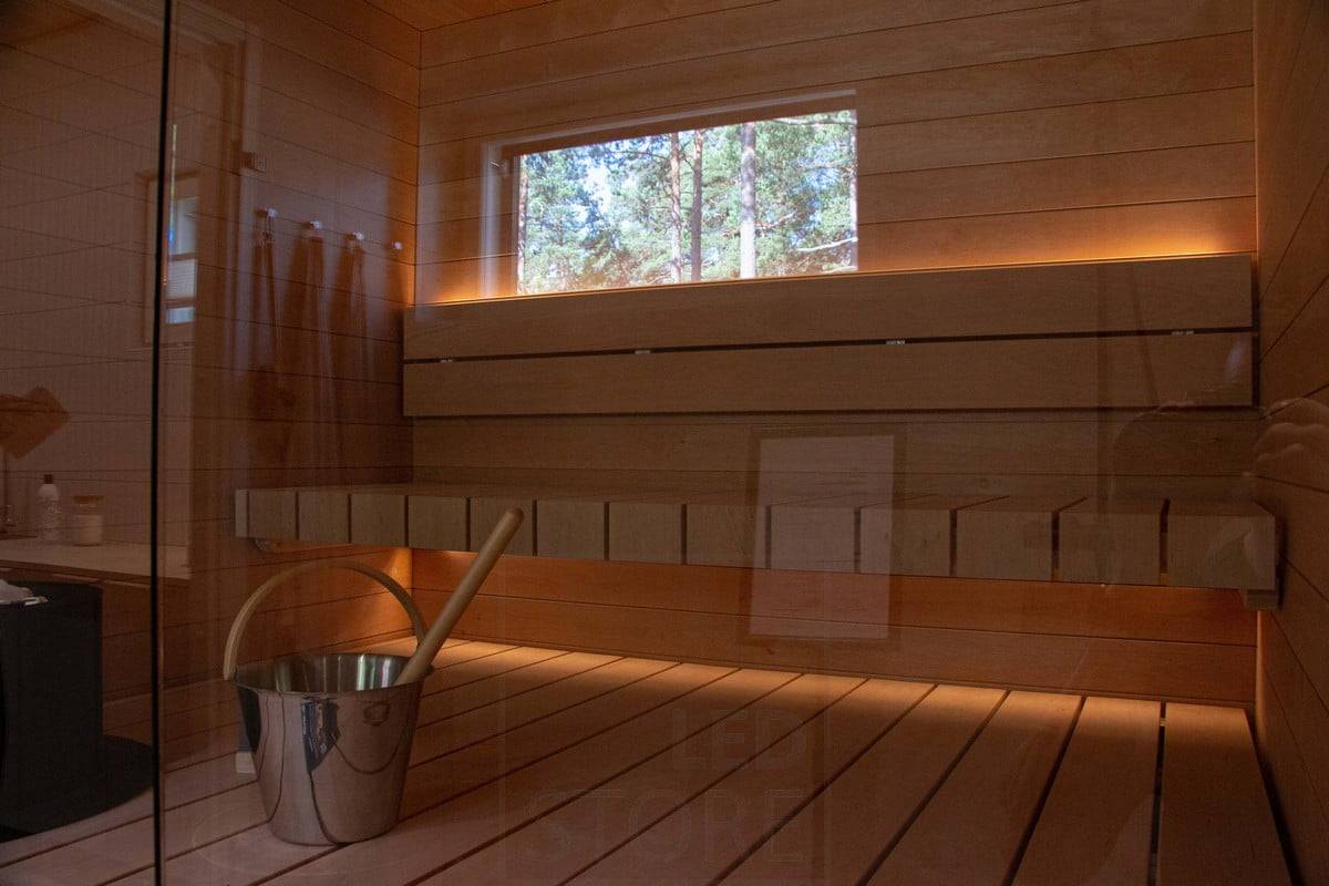 Salon du logement 2022 : Un sauna avec un éclairage d'ambiance et doux créé avec des bandes de leds sous les bancs et sur le dossier. Ledstore.fi