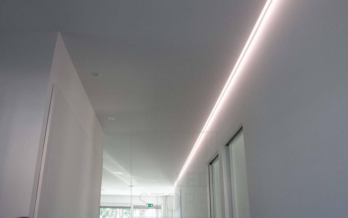 Housing Fair 2022 : Lumière indirecte dans le couloir entre le plafond et le mur. L'éclairage est atmosphérique et doux. Ledstore.fi