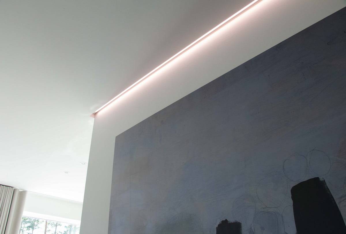 Housing Fair 2022 : Une lumière indirecte traverse le mur. Bande LED installée entre le plafond et le mur. Ledstore.fi