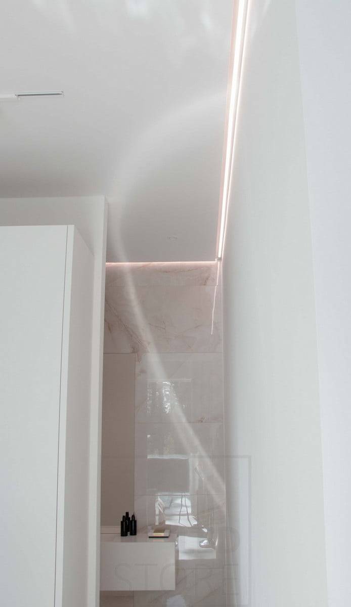 Housing Fair 2022 : Lumière indirecte dans la salle de bain. L'éclairage est doux et atmosphérique. Ledstore.fi