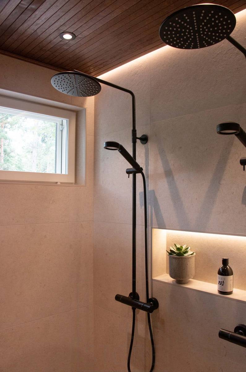 Lumière indirecte dans une douche et un porte-savon. Ledstore.fi