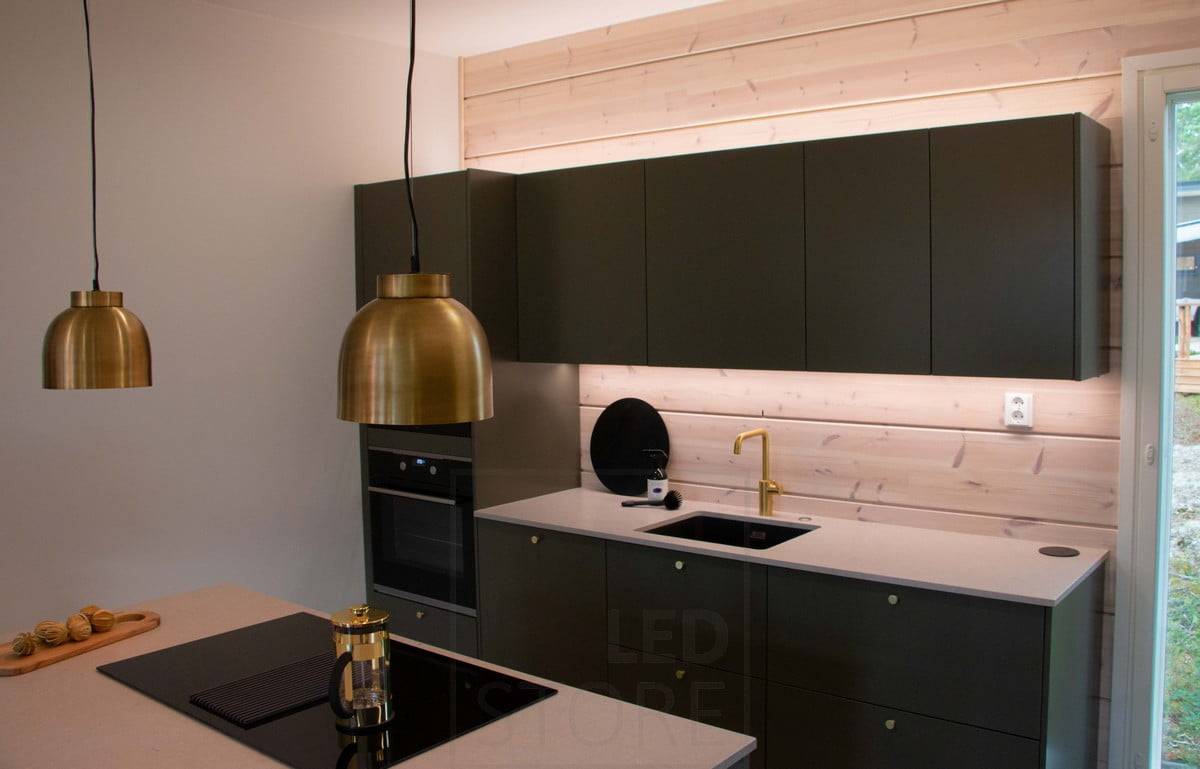 Lumière indirecte dans une cuisine noire, vue de côté. Ledstore.fi