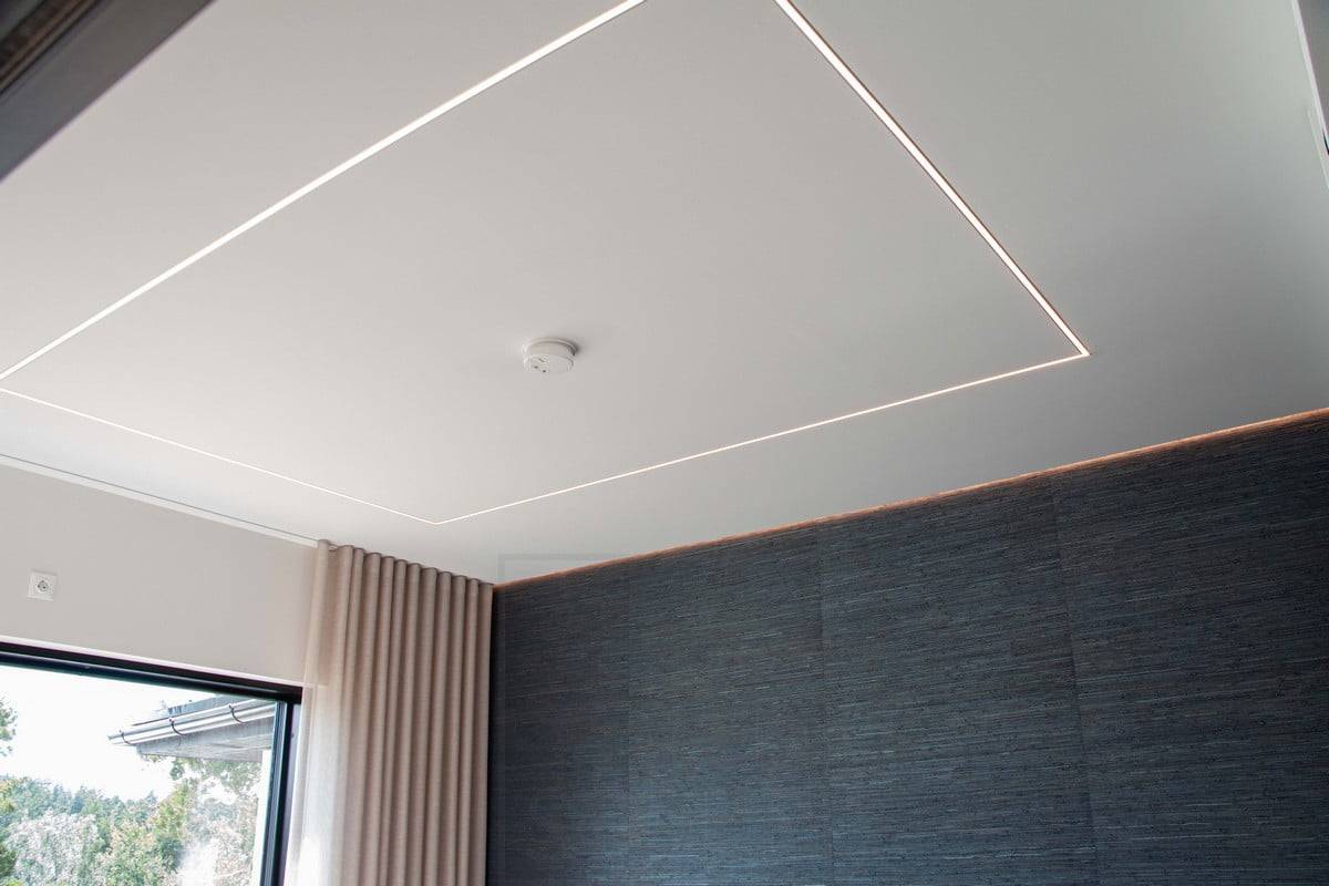 Salon de l'habitat 2022 : profilé led étroit encastré dans un plafond en plâtre en guise de périmètre. Ledstore.fi