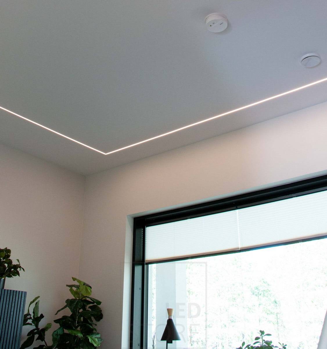 Salon du logement 2022 : profilé led étroit encastré dans un plafond en plâtre en forme de L. Ledstore.fi