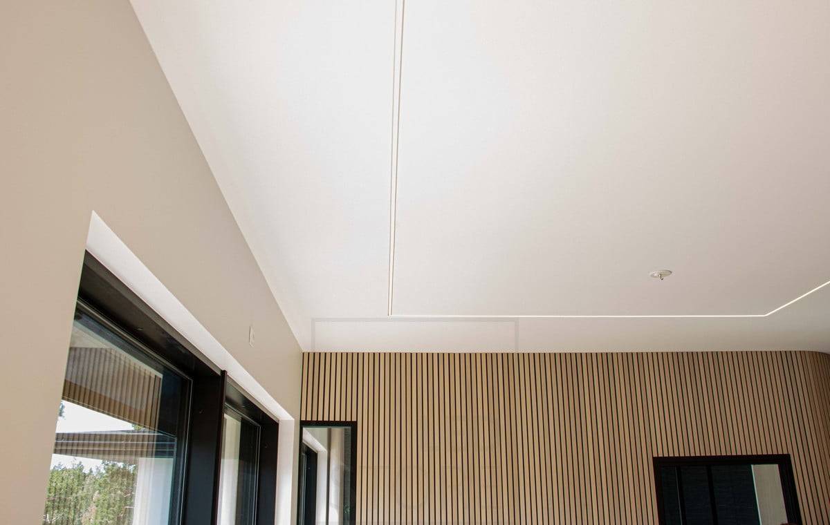 Salon de l'habitat 2022 : Profilé étroit de leds encastré dans un plafond en plâtre. Ledstore.fi