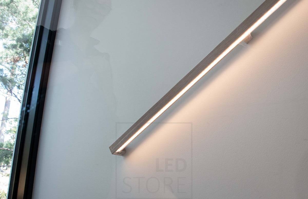 Salon de l'habitat 2022 : Profilé LED encastré dans une main courante en bois. Ledstore.fi