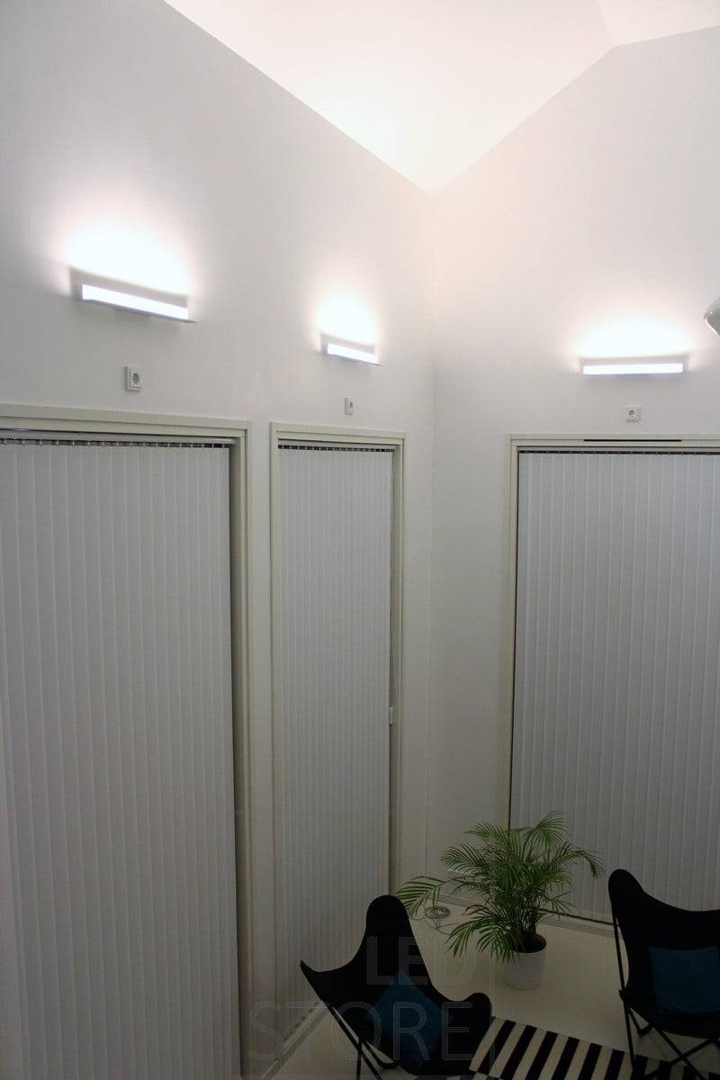 Éclairage indirect créé dans un salon avec des luminaires BLADE. Le luminaire est installé de manière à éclairer du bas vers le haut, et l'éclairage indirect souligne ainsi la hauteur de l'espace. Ledstore.fi