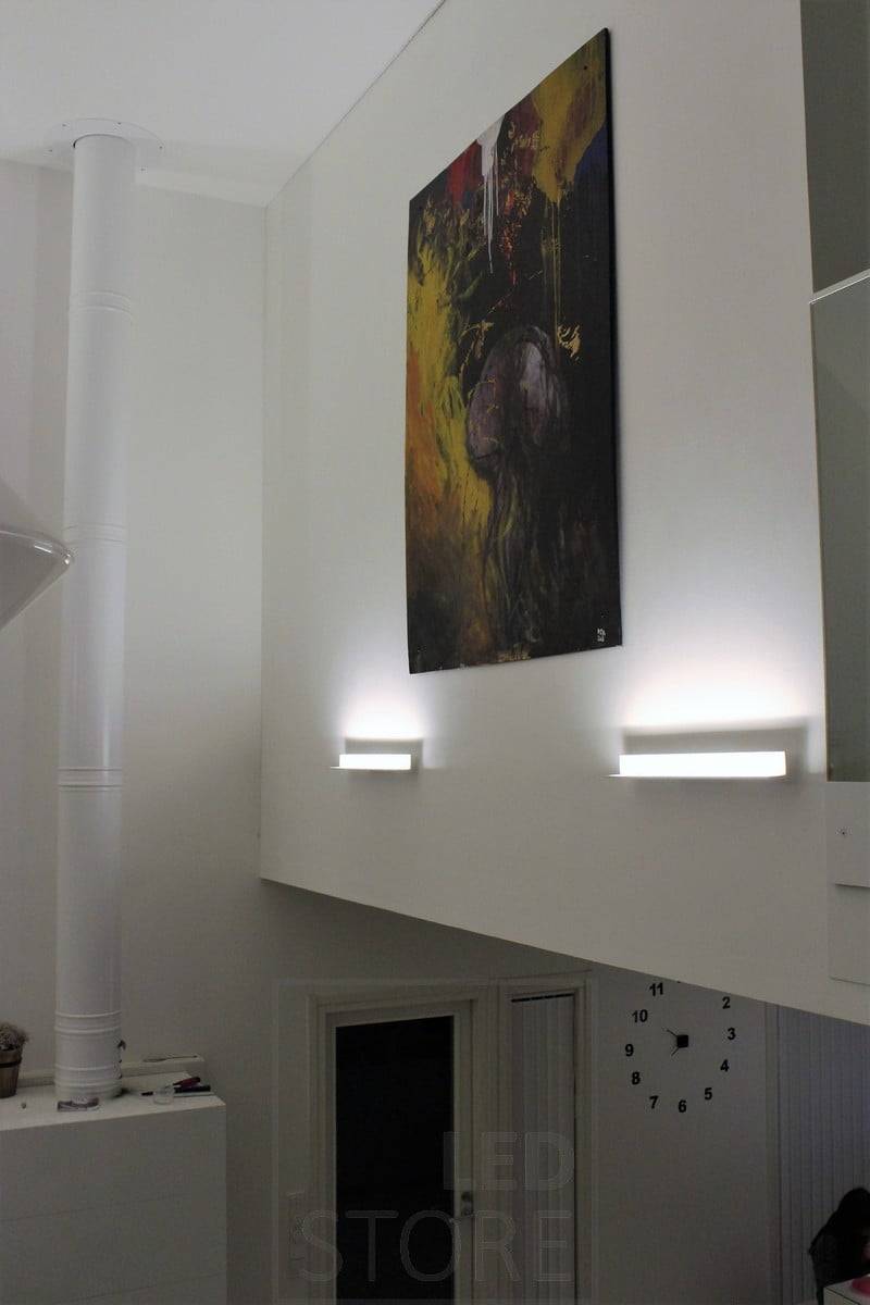 Avec la Led WALL BLADE, vous pouvez aussi facilement créer un éclairage indirect en la positionnant de manière à ce que la lumière soit dirigée vers le haut. La lumière vers le haut accentue également l'œuvre d'art. Ledstore.fi