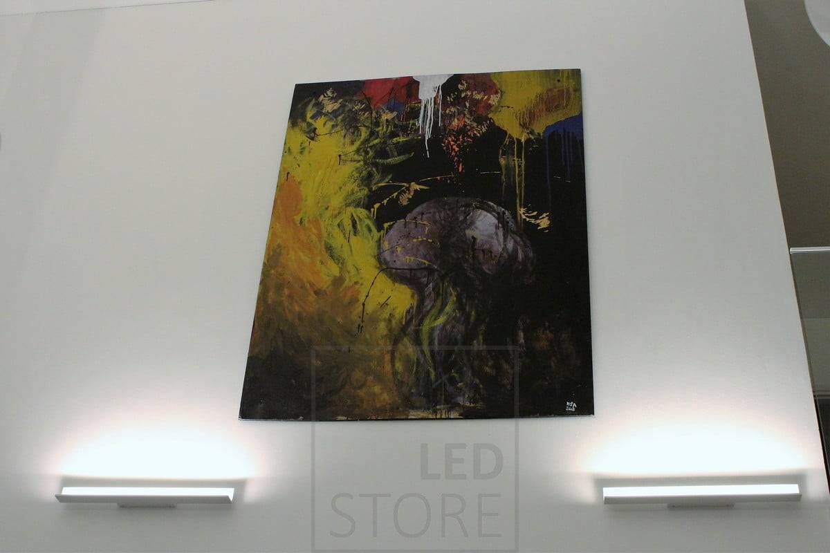 Avec la Led WALL BLADE, vous pouvez aussi facilement créer un éclairage indirect en la positionnant de façon à ce que la lumière soit dirigée vers le haut. Ledstore.fi