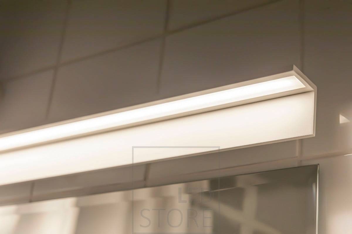 Applique à lames dans la salle de bain, éclairant le miroir. Ledstore.fi