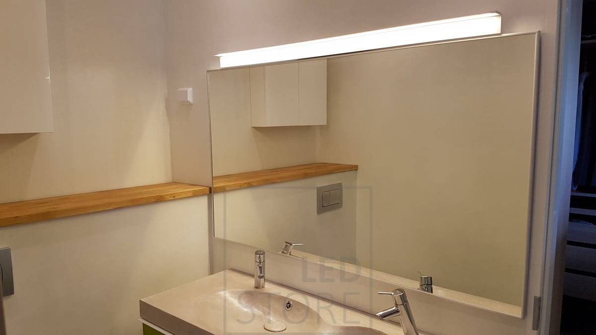 L'applique murale BLADE est résistante à l'humidité (IP54) et est idéale pour les soins de beauté, le rasage, etc. au-dessus du miroir de la salle de bains. La lumière est efficace mais atmosphérique. Ledstore.fi