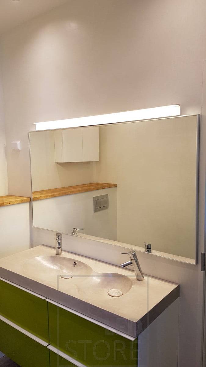 L'applique murale BLADE Led est résistante à l'humidité (IP54) et est idéale pour les soins de beauté, le rasage, etc. au-dessus du miroir de la salle de bains. Ledstore.fi