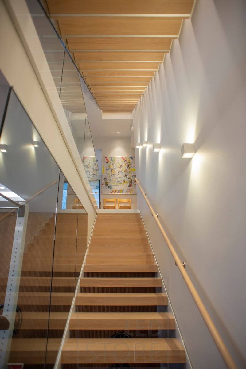 Les appliques à leds CUBIC éclairent et mettent en valeur le mur dans deux directions. Ledstore.fi