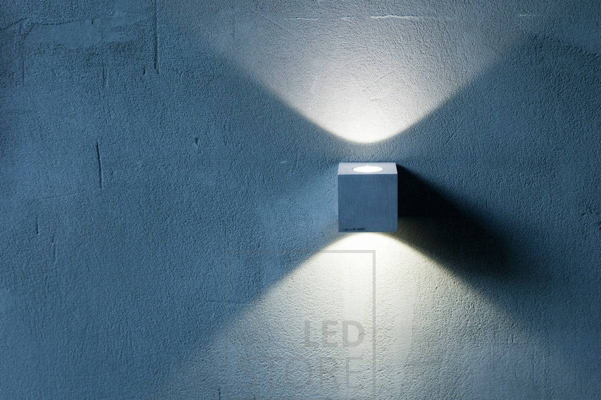 L'applique murale CUBIC met en valeur la texture du mur en microciment. Ledstore.fi
