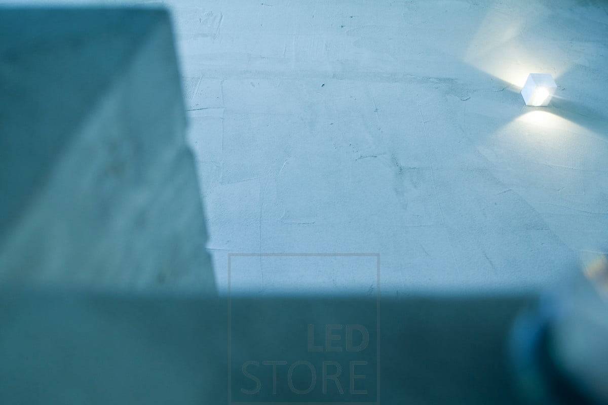 L'applique murale CUBIC en aluminium brossé a un design épuré et moderne et s'intègre bien dans les intérieurs scandinaves. Le luminaire met également en valeur la texture du mur en microciment. Ledstore.fi