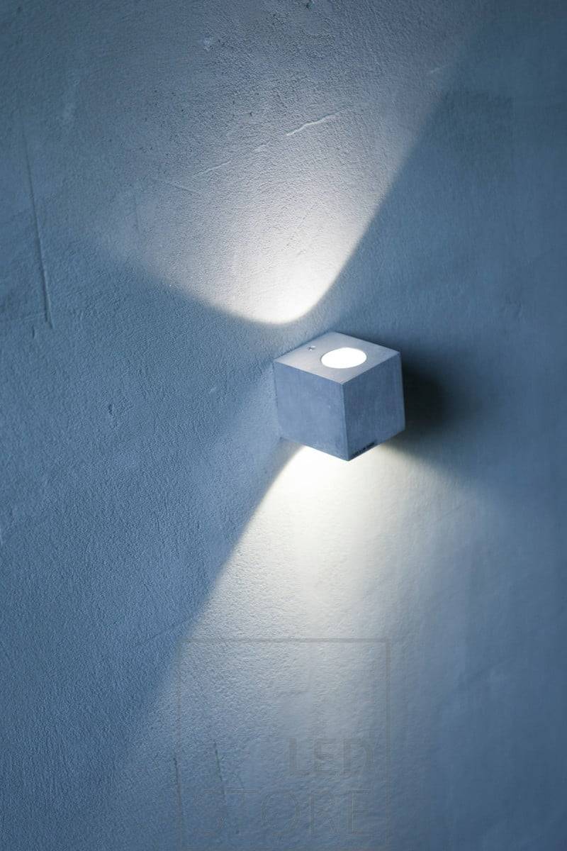 L'applique murale CUBIC en aluminium brossé a un design épuré et moderne et s'intègre bien dans les intérieurs scandinaves. Le luminaire met également en valeur la texture du mur en microciment. Ledstore.fi