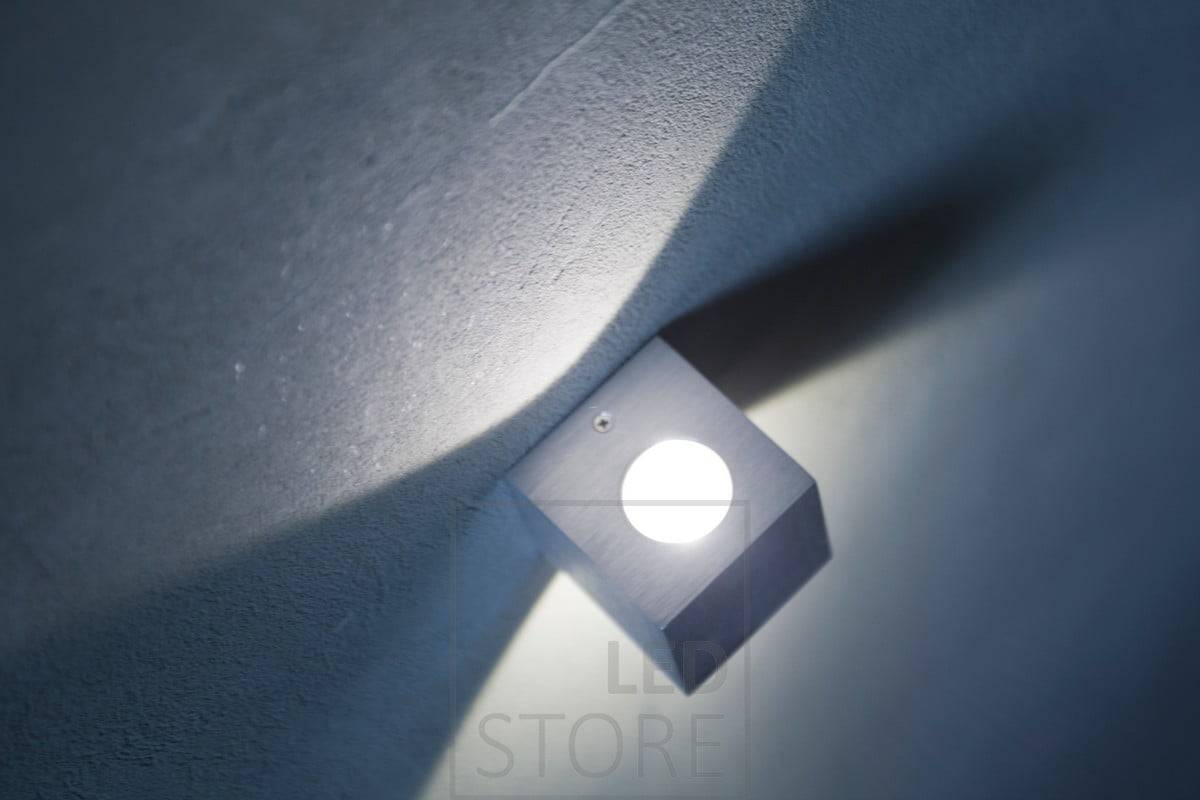 CUBIC est un design gracieux et moderne qui s'intègre bien dans les intérieurs scandinaves. Le luminaire met également en valeur la texture du mur en microciment. Ledstore.fi