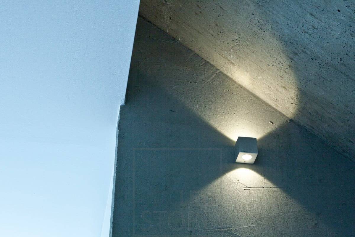 CUBIC est un design gracieux et moderne qui s'intègre bien dans les intérieurs scandinaves. Il met également en valeur la texture du mur. Ledstore.fi