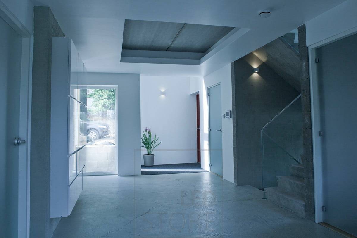 Dans le couloir, des appliques LED bidirectionnelles pour un éclairage d'ambiance. CUBIC a un design épuré et moderne et s'intègre bien dans les intérieurs scandinaves. Ledstore.fi