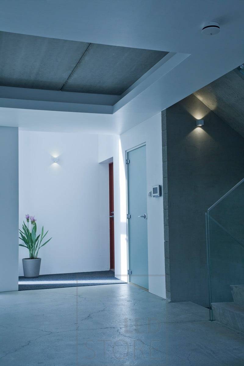 L'applique murale à leds bidirectionnelle CUBIC présente un design épuré et moderne qui s'intègre parfaitement dans les intérieurs scandinaves. Ledstore.fi
