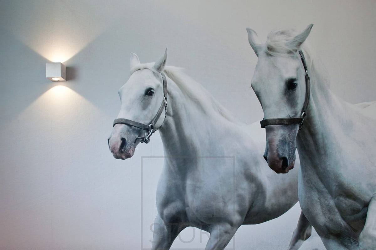 L'applique murale à leds bidirectionnelle CUBIC présente un design gracieux et moderne, bien adapté à la décoration d'intérieur scandinave. Ledstore.fi