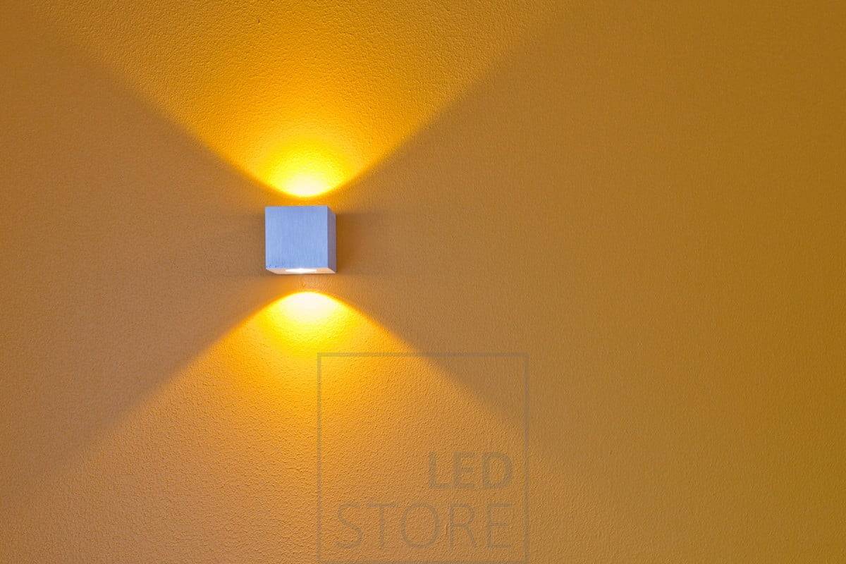 Le petit luminaire CUBIC offre de larges et belles configurations lumineuses dans deux directions sur le mur. Le CUBIC mural a une intensité lumineuse équivalente à environ 2x15W halogène, ce qui donne un rendement lumineux total d'environ 2x200 lumens. Ledstore.fi
