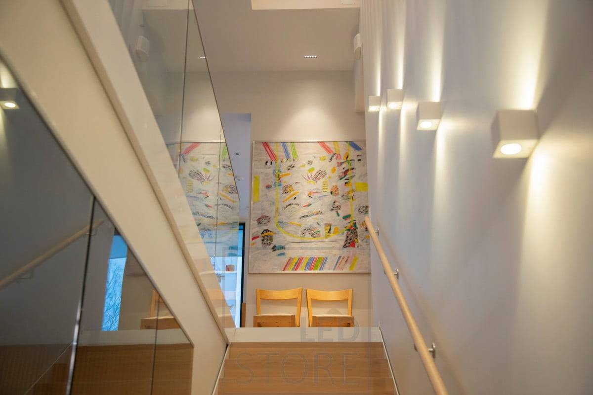 Les appliques murales CUBIC éclairent et mettent en valeur le mur dans deux directions. Ledstore.fi