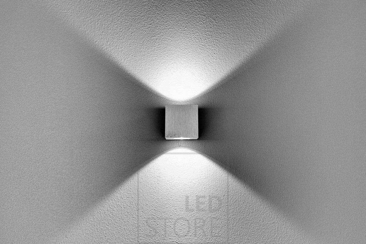 La petite lampe CUBIC crée un large et magnifique motif lumineux sur le mur. La lampe murale CUBIC a une intensité lumineuse équivalente à environ 2x15W halogène, ce qui donne un rendement lumineux total d'environ 2x200 lumens. Ledstore.fi