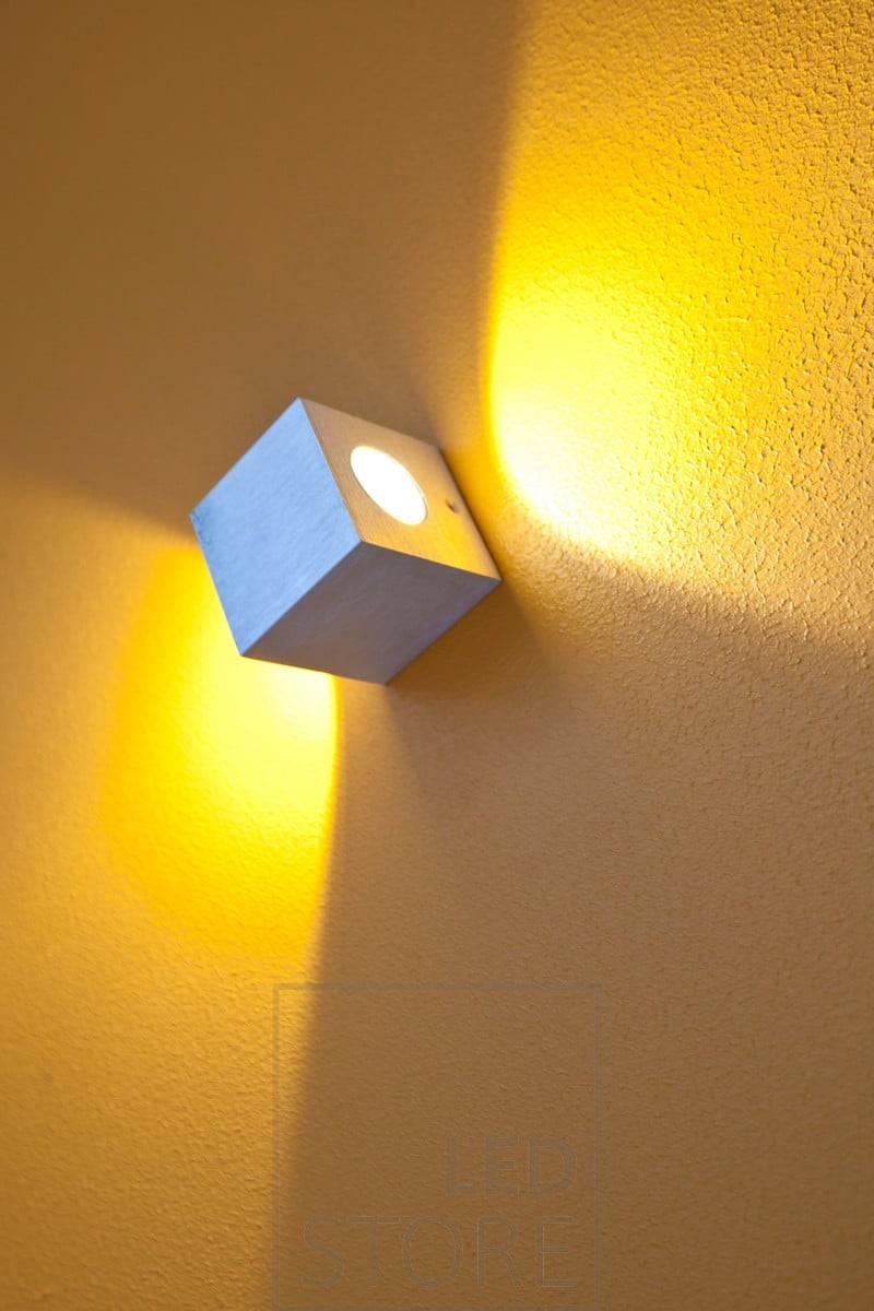 L'applique murale à leds bidirectionnelle CUBIC est d'un design simple et moderne. Ledstore.fi