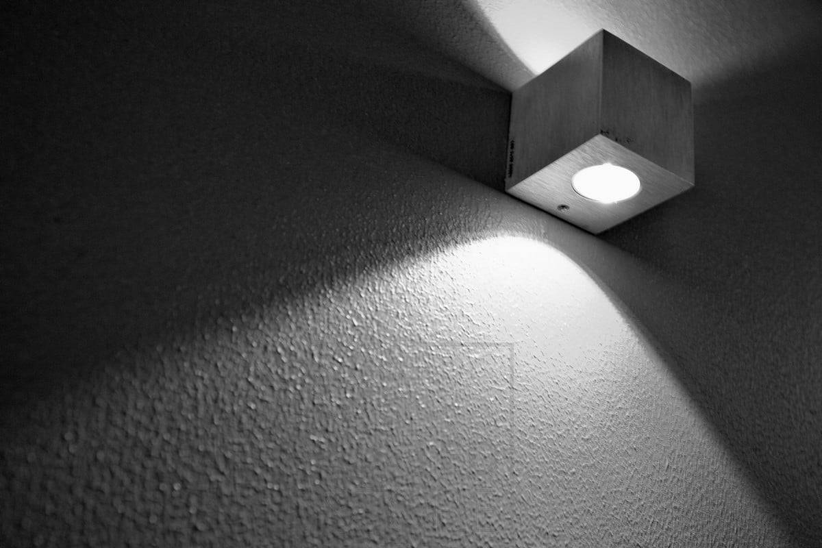 L'applique murale CUBIC est parfaite pour les intérieurs scandinaves. Le luminaire éclaire dans deux directions, également disponible en version unidirectionnelle. Ledstore.fi