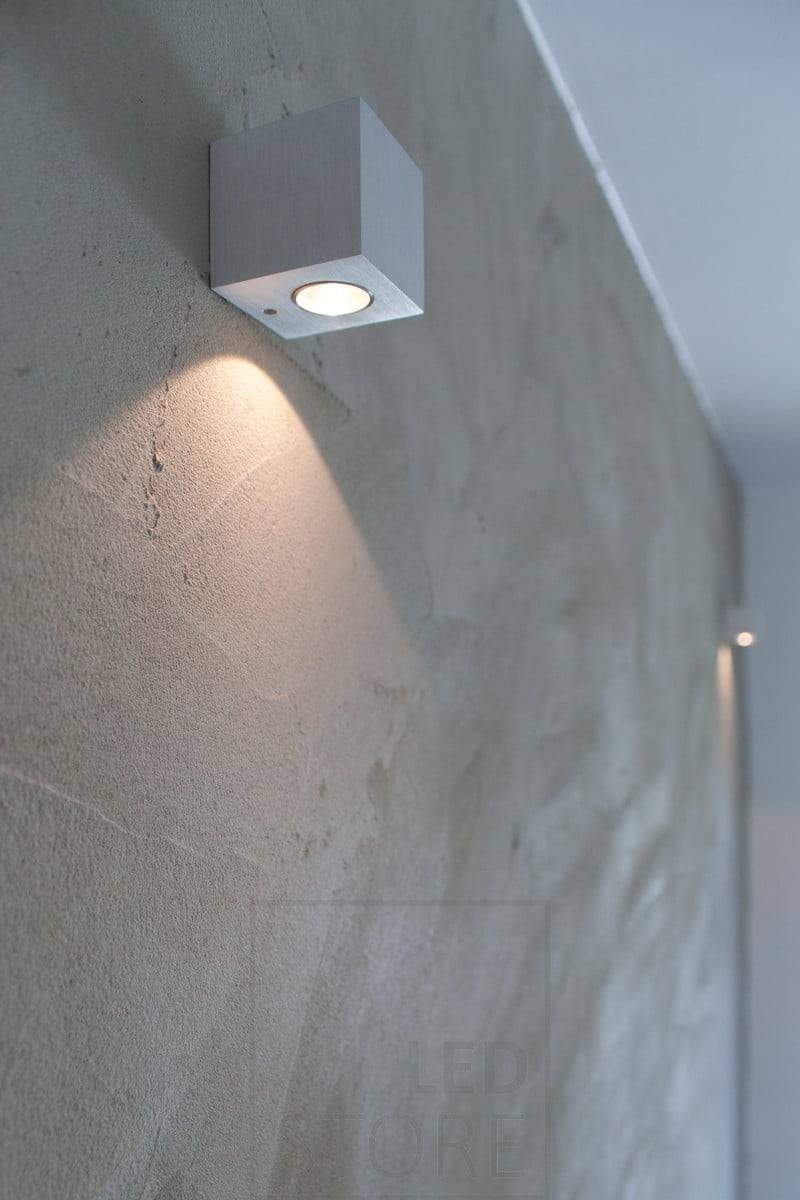 L'applique murale à leds CUBIC éclaire vers le haut ou vers le bas. La source lumineuse est un Creen powerLED de 3W, ce qui équivaut à un halogène de 15W (200 lumens). Ledstore.fi