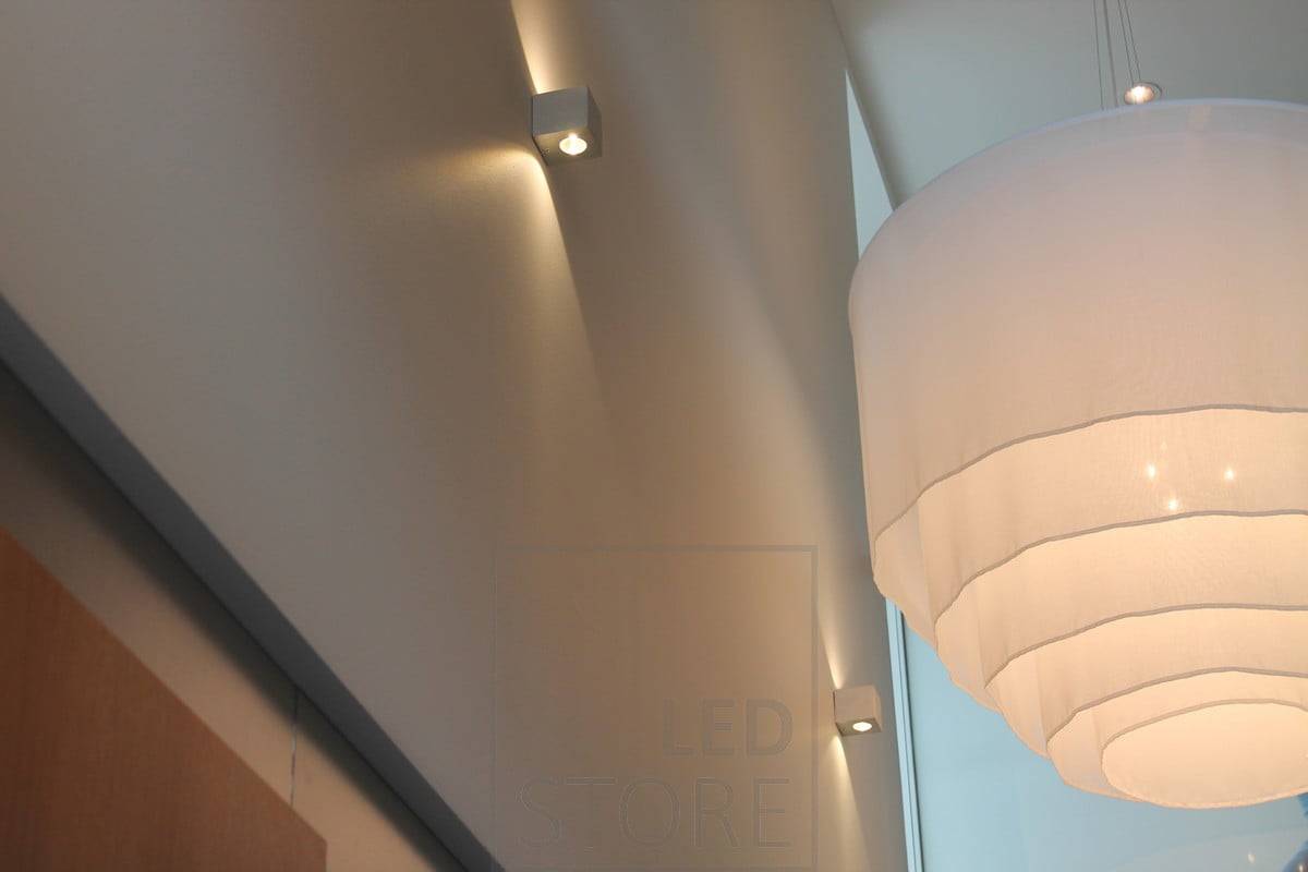Lampe murale à LED CUBIC avec éclairage mural bidirectionnel. Le motif lumineux forme un bel éventail sur le mur. Ledstore.fi