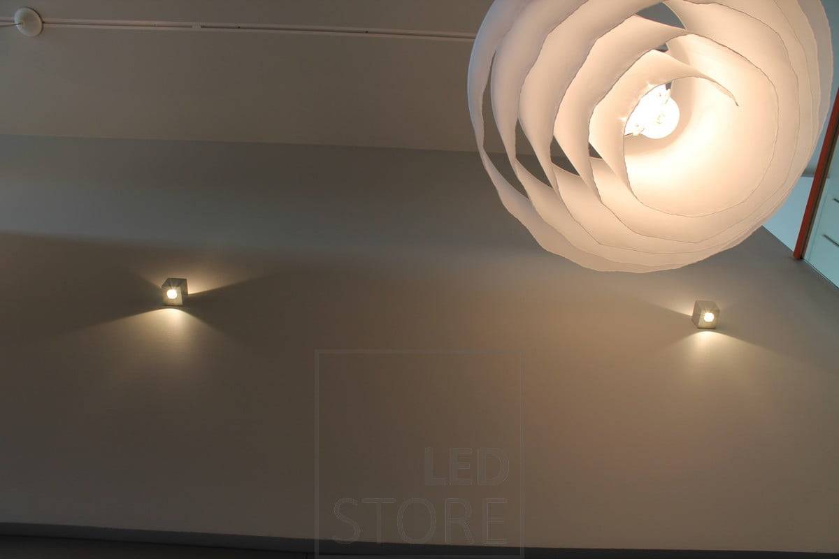Applique murale à leds CUBIC dans deux directions, éclairant l'espace entre les étages avec de la lumière dans deux directions. Ledstore.fi