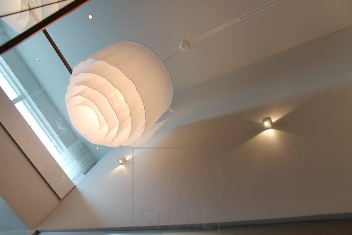 Applique murale à leds CUBIC dans deux directions, éclairant l'espace entre les étages. Ledstore.fi