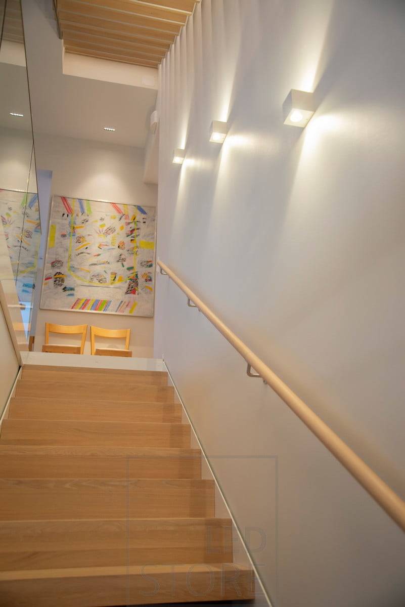 Éclairer et mettre en valeur l'escalier avec les appliques CUBIC, qui éclairent le mur dans deux directions. Ledstore.fi