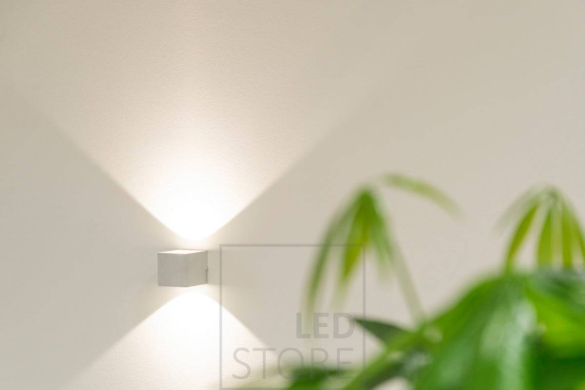 L'applique murale à LED CUBIC convient parfaitement à la décoration d'intérieur scandinave. Le luminaire éclaire dans deux directions et le motif lumineux forme un bel éventail sur le mur. Ledstore.fi